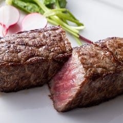 20日以上熟成した短角牛を使用したステーキ。話題の熟成肉を是非ご堪能ください！