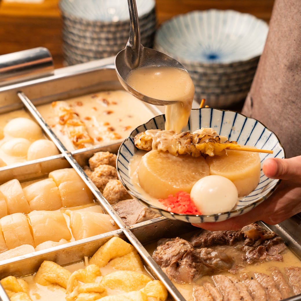 おすすめ屋 プレミアム 新宿西口店の九州豚骨屋台おでんを盛り付けている様子