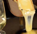 専用オーブンでとろっとろに溶かしたチーズを削り取って召し上がって頂くスイスの郷土料理ラクレット。