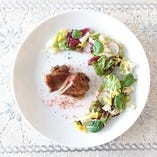 【合鴨のコンフィ】滝川新生園から直送される上質な合鴨を使用。ホロホロとした独特の食感と上品で優しい味わい。
