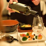 【ワインペアリング】料理一皿ごとにシニアソムリエが最適なワインをセレクト。料理とワインが奏でるハーモニーは、まさにマリアージュ。