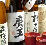 【黒瀬】や【三岳】、プレミア焼酎【魔王】など、至極の一杯が必ず見つかります。日本酒やワインなど、ご要望に合わせてご用意も致しますので、まずはお気軽にお越しください。