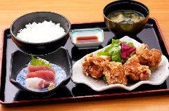 【ボリュームランチ】鶏ザンギと刺身定食