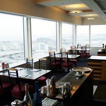 東京湾を一望できる「鉄板焼きレストラン八景」の窓際席
