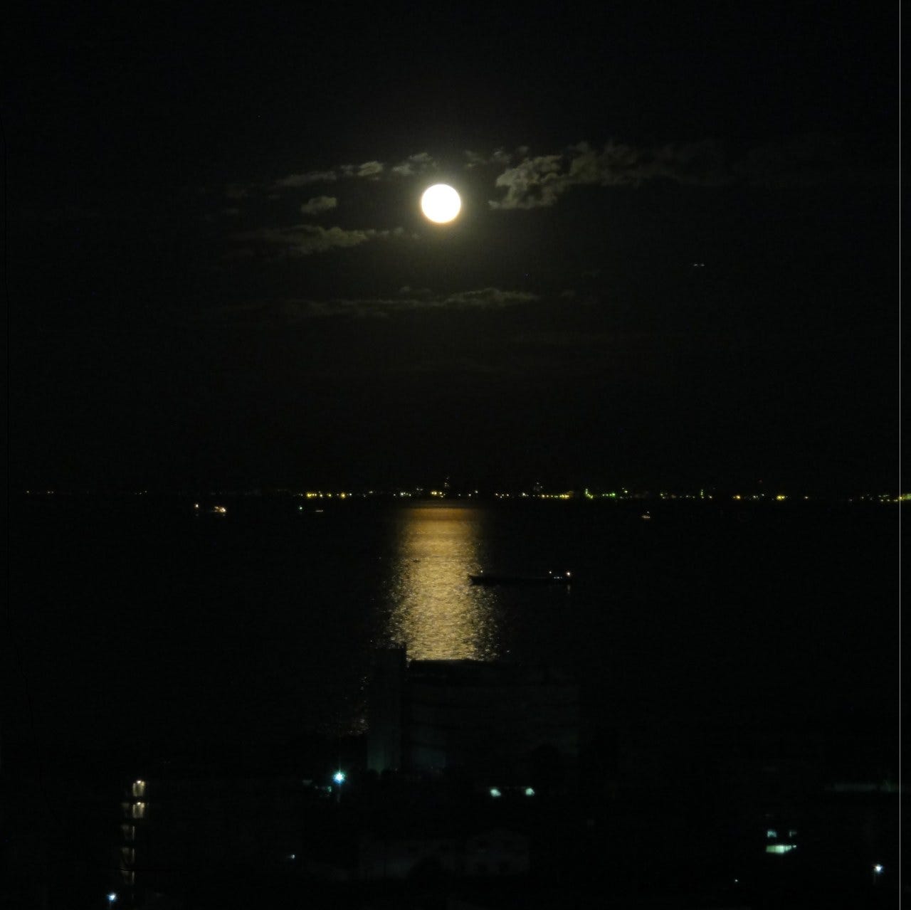 窓に面したテーブル席。月が東京湾を照らします。