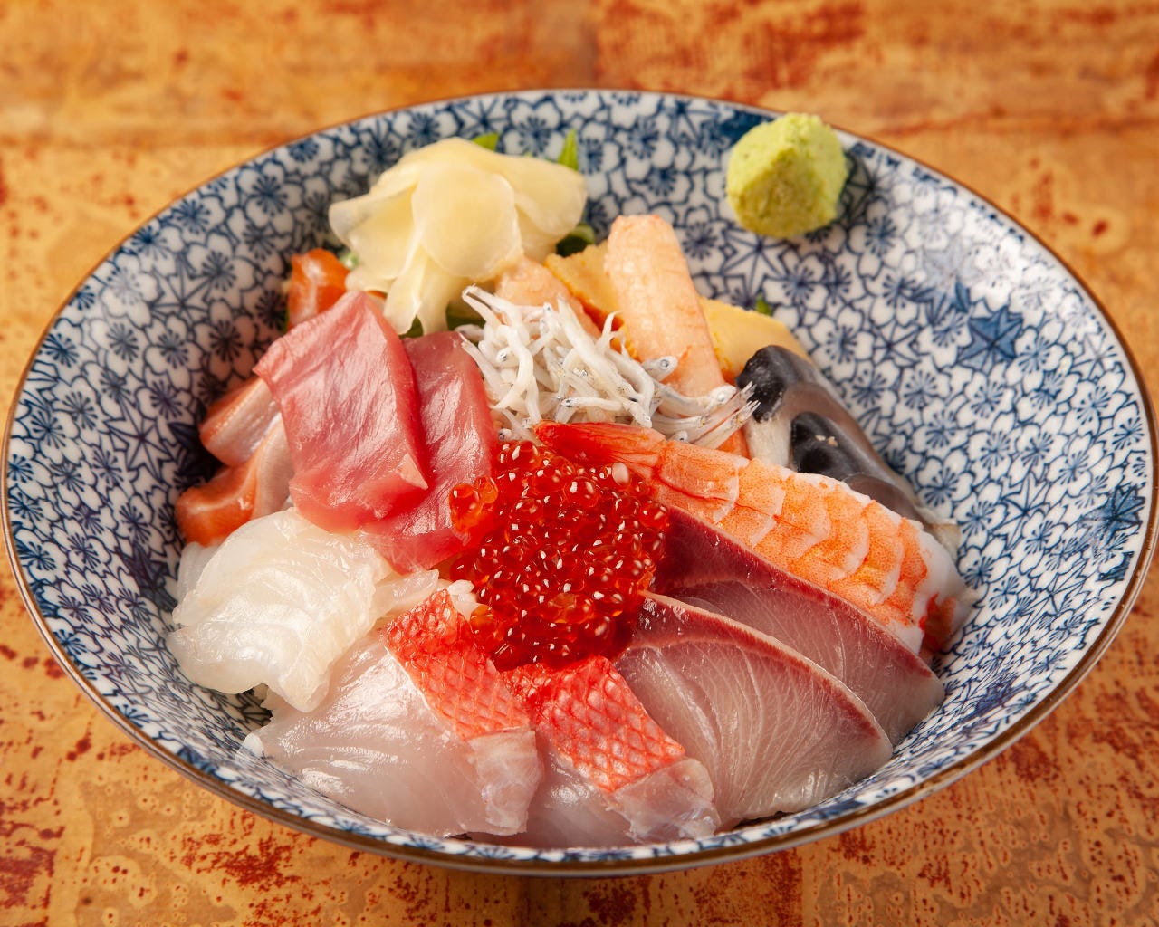 ねぎとろ、イクラ、カニ、海老、とろサーモンなどが贅沢にのった海鮮丼