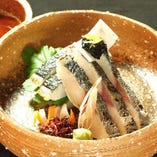 [三河]　鰆の焼霜造り