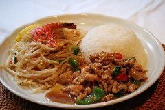 13時までの限定は2種盛り!パッタイ+ガパオorパッタイ+カレー