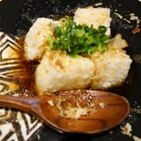 出汁が染み込んでサクサクジューシーな「揚げ出し豆腐」出来立て熱いうちにお召し上がりください！