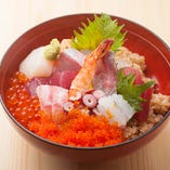鹿児島で獲れた地魚の刺身は、1つ1つが分厚く甘い醤油との相性抜群の一品！焼酎や日本酒とも良く合います。