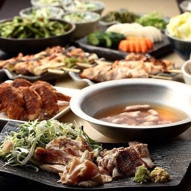 種類豊富な鶏料理が並んでいる様子