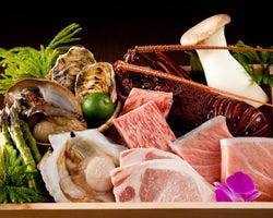 肉、魚介類等の豪華食材からお野菜に至るまで厳選食材を御用意。
