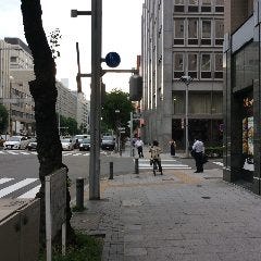 3本目の交差点　名古屋銀行本店前を越えて直進、後少しで見えてきます。