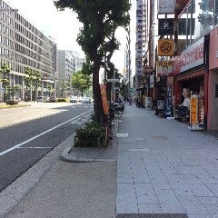 名古屋銀行本店様を越えて頂き少し歩くともう目前です。4本目の交差点の手前のサンステンドビルが当店です。