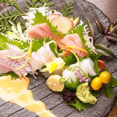 旬の鮮魚　御造里盛合せ　季節の醤油添え