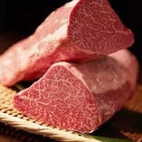 シャトーブリアン・フィレ・サーロインなどステーキに使用する肉は厳しい判定基準をクリアした『仙台牛』と柔らかで上質な口どけの『先崎牛』の２つのブランド牛を使用しております。もちろん等級は最高ランクのＡ５をご準備しております。