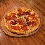 イベリコ豚のサラミとペパロニのピザ