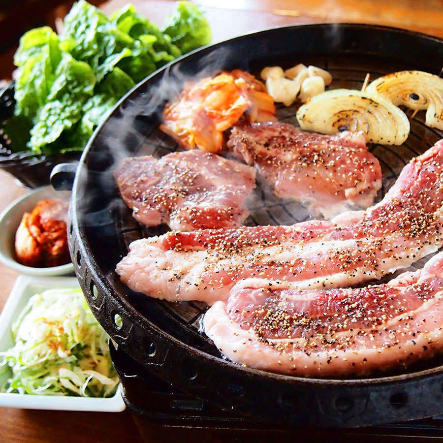 【鉄板サムギョプサル】
ジューシーな豚肉と野菜をサンチュで！