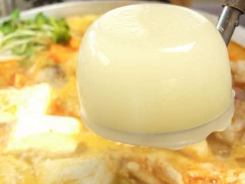 味のしみこんだ大きな大根が映える鍋鉄板焼 暁の白鍋