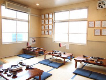 明るい光が差し込む鍋鉄板焼 暁の座敷席