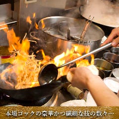 料理人が腕によりをかけた料理は 本場出身の観光客も納得の味！