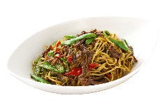 シャキシャキ野菜と牛肉の旨味に ピリ辛な味付けがやみつき！