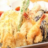 熟練の技でｻｸっと揚げた自慢の天ぷらは、旬の食材がたくさん！