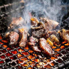 【豪快に地鶏を炙る！】 庭先地鶏の炭火焼き！熱々で作り立てをどうぞ！お酒が進む