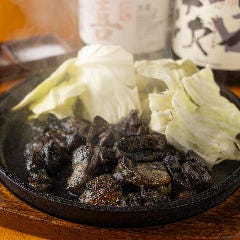 【豪快に地鶏を炙る！】&nbsp;庭先地鶏の炭火焼き！熱々で作り立てをどうぞ！お酒が進む
