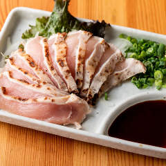 【名物！庭先地鶏のたたき】&nbsp;鮮度がいいからたたきでどうぞ！強い旨味と食感をご堪能ください！