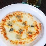 イタリア産ゴルゴンゾーラの入った4種のチーズのピッツァ〜蜂蜜添え〜