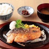 【秋限定】鮭の鉄板ステーキ定食