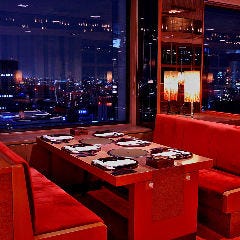 店内全席から見渡せる地上142mの夜景