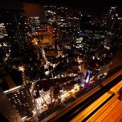 店内全席から見渡せる地上142mの夜景