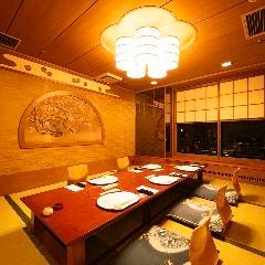 店内全席から見渡せる地上142mの夜景