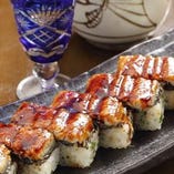 【自慢の逸品】
ふっくら焼き上げた風味豊かなうなぎを箱寿司で