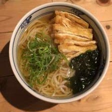 ■出汁と細麺が調和した大阪のうどん