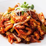 【タコポックン】
大人気！韓国家庭料理の真骨頂！！