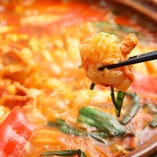 【もつ鍋】
体の芯から温まる人気の韓国鍋を是非！