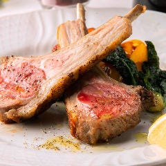 骨付き仔羊のグリルにイベリコ豚のローストなど、肉料理も充実♪