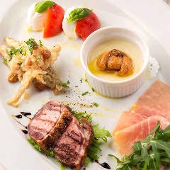 毎日変わる旬の前菜は盛り合わせがおすすめ！シェアしてどうぞ。