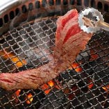 【炭火焼肉】
こだわりの極上肉を堪能できる備長炭炭火焼肉