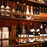 厳選した焼酎と日本酒が並ぶ棚。美味しいお酒をご用意してお待ちしております