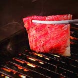 旨味が豊富な赤身肉は、さっと炙って熱々でお召し上がり下さい。