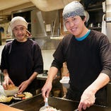 鉄板焼は、すべてスタッフが仕上げて、ベストの状態でお客様のお席までお持ちします