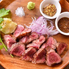 ジューシーで肉の旨味がたまらない！当店名物の250gステーキ