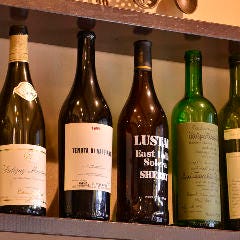 ハウスワインは1杯400円(税込)、ボトル2,000円(税込)より