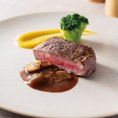 【ランチのみ・1名様1皿限定】牛ロース肉のガーリックペッパーステーキ シャスールソース