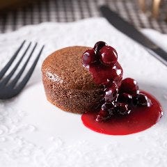 ＜シェフ渾身のひと皿＞フォンダンショコラ ベリーソース添え