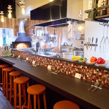 石窯ピザと泡 椿夜_眼の前で焼き上げるピザを楽しめるお席